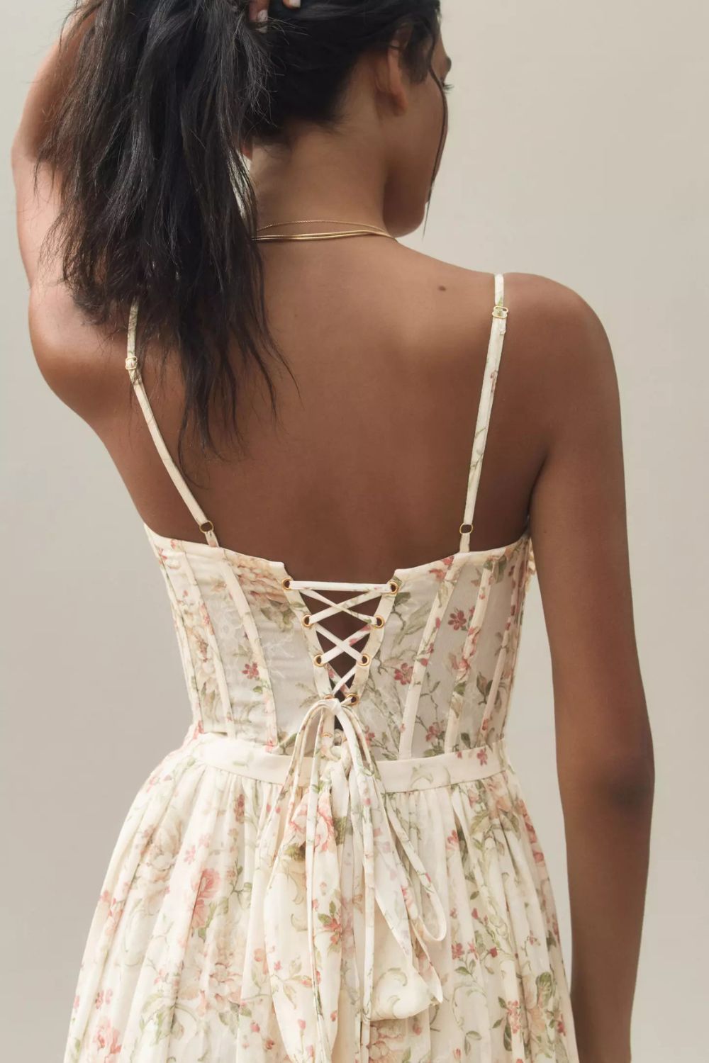 LP | Abito lungo in stile corsetto con spalline strette, orlo increspato e stampa floreale