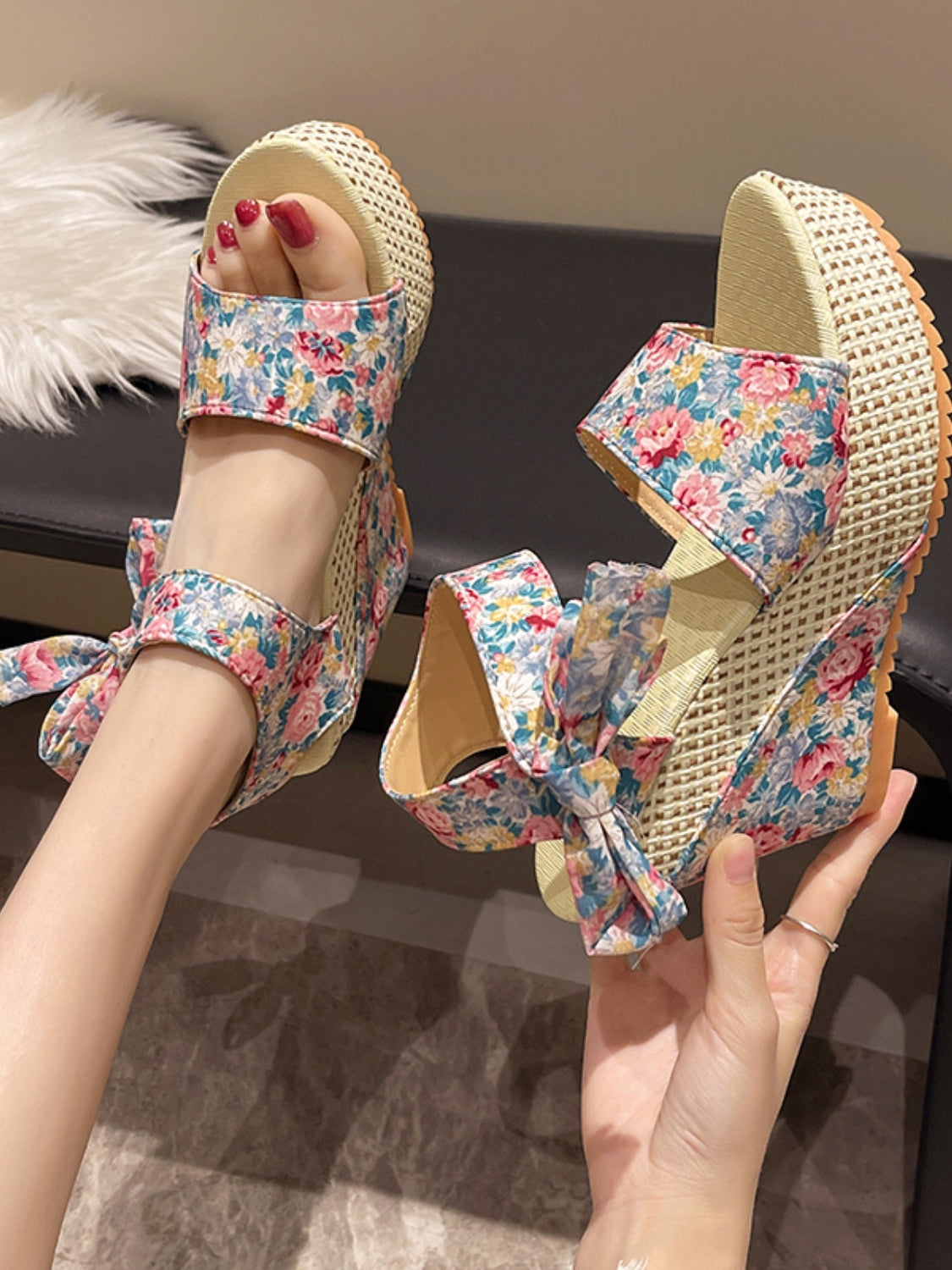 LP | | Sandali con tacco alto e lacci floreali