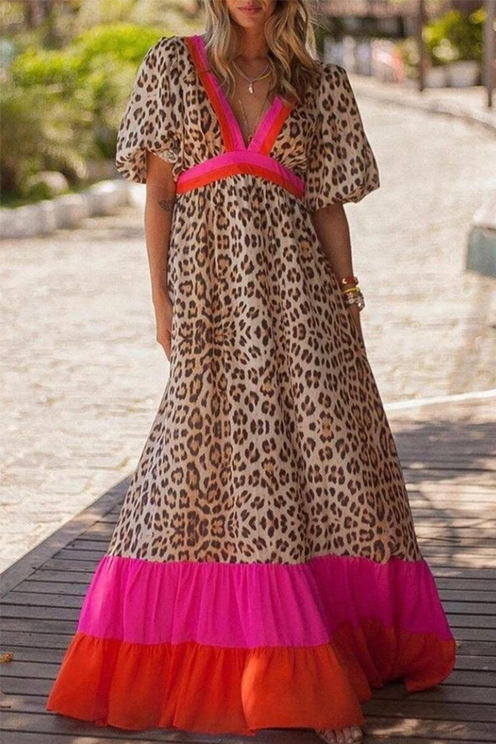 LP | Maxi abito rosa chiaro con scollo a V e stampa leopardata colorblock