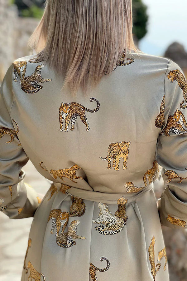 LP | Maxi abito a camicia in raso con stampa tigre, ora di tendenza