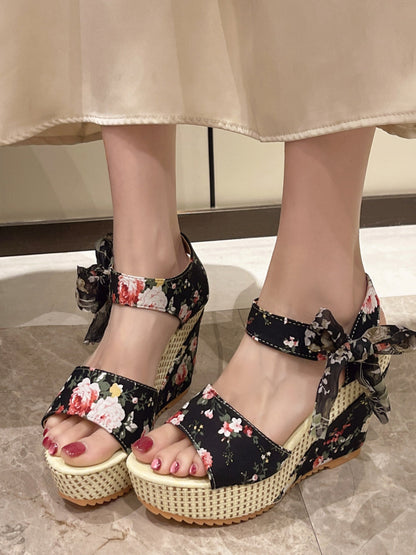 LP | | Sandali con tacco alto e lacci floreali