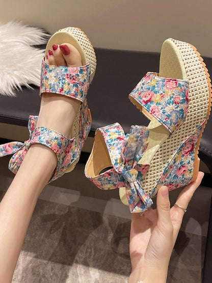 LP | | Sandali con tacco alto e lacci floreali
