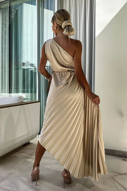 LP | Romantic Nights Maxi abito monospalla plissettato in raso con fiori in rilievo e scollatura elastica